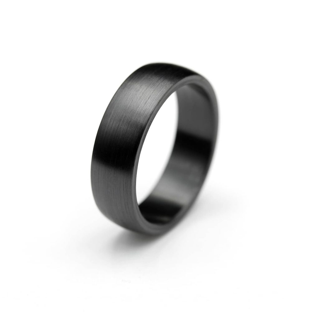 Curved shape zirconium ring. | Kaareva musta zirkoniumsormus. | Design Kultaseppä Goldsmith Petri Pulliainen.