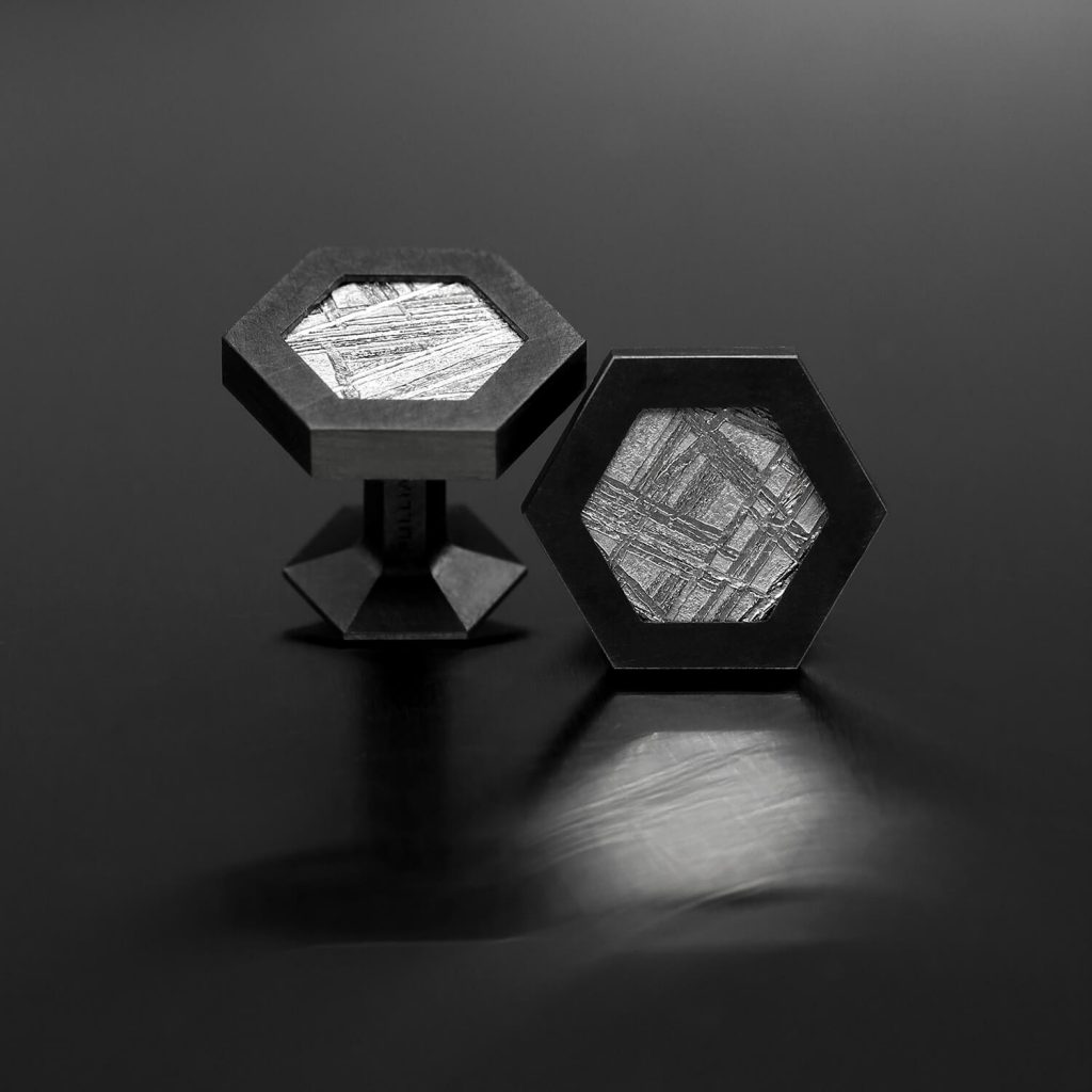 Black HEX-U hexagon meteorite cufflinks. | Mustat HEX-U kuusikulmaiset meteoriitti kalvosinnapit. | Design Kultaseppä Goldsmith Petri Pulliainen.
