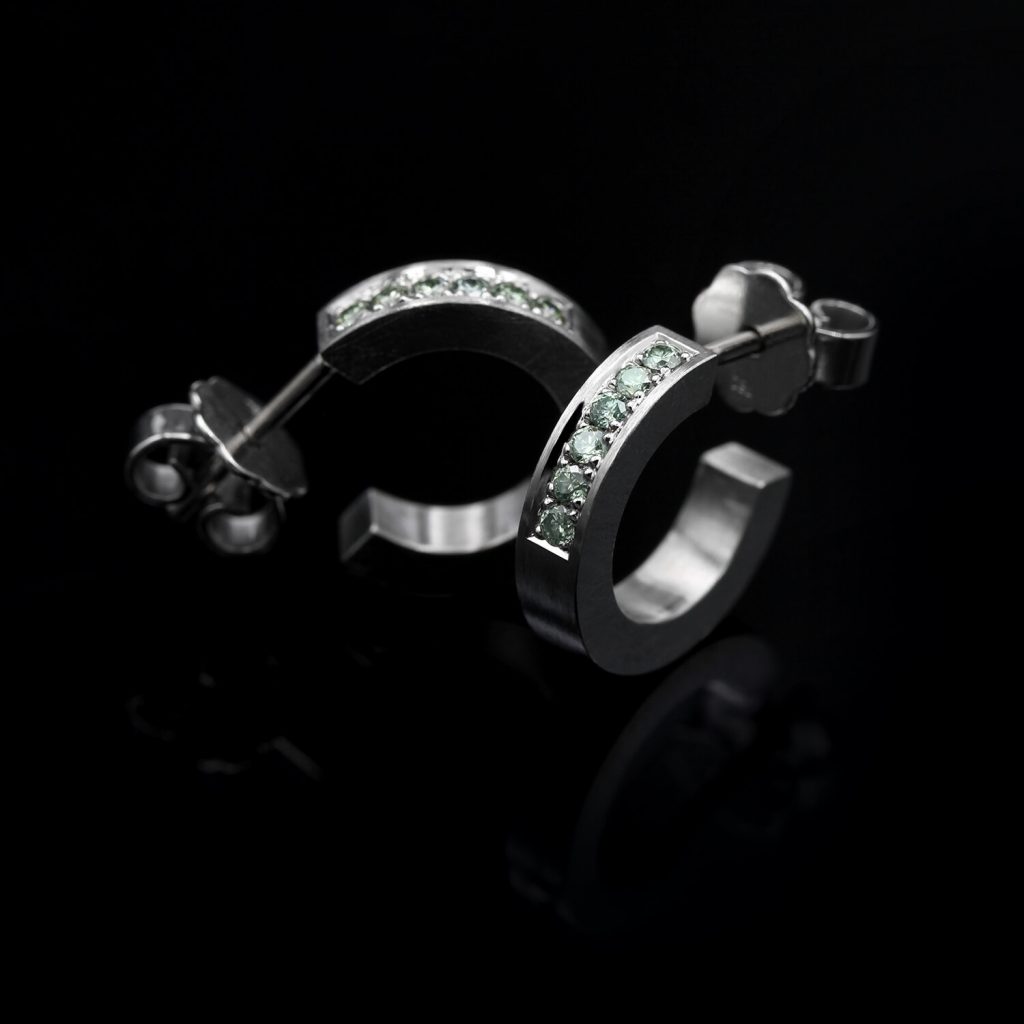 Mint diamond earrings. | Minttu Timanttikorvarenkaat. | Design Kultaseppä Goldsmith Petri Pulliainen.