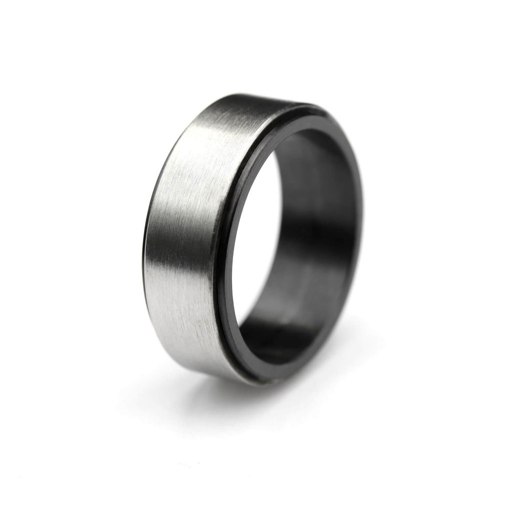 Steel ring with balck zirconium lining. | Flakka terässormus mustalla zirkoniumilla. | Design Kultaseppä Goldsmith Petri Pulliainen.