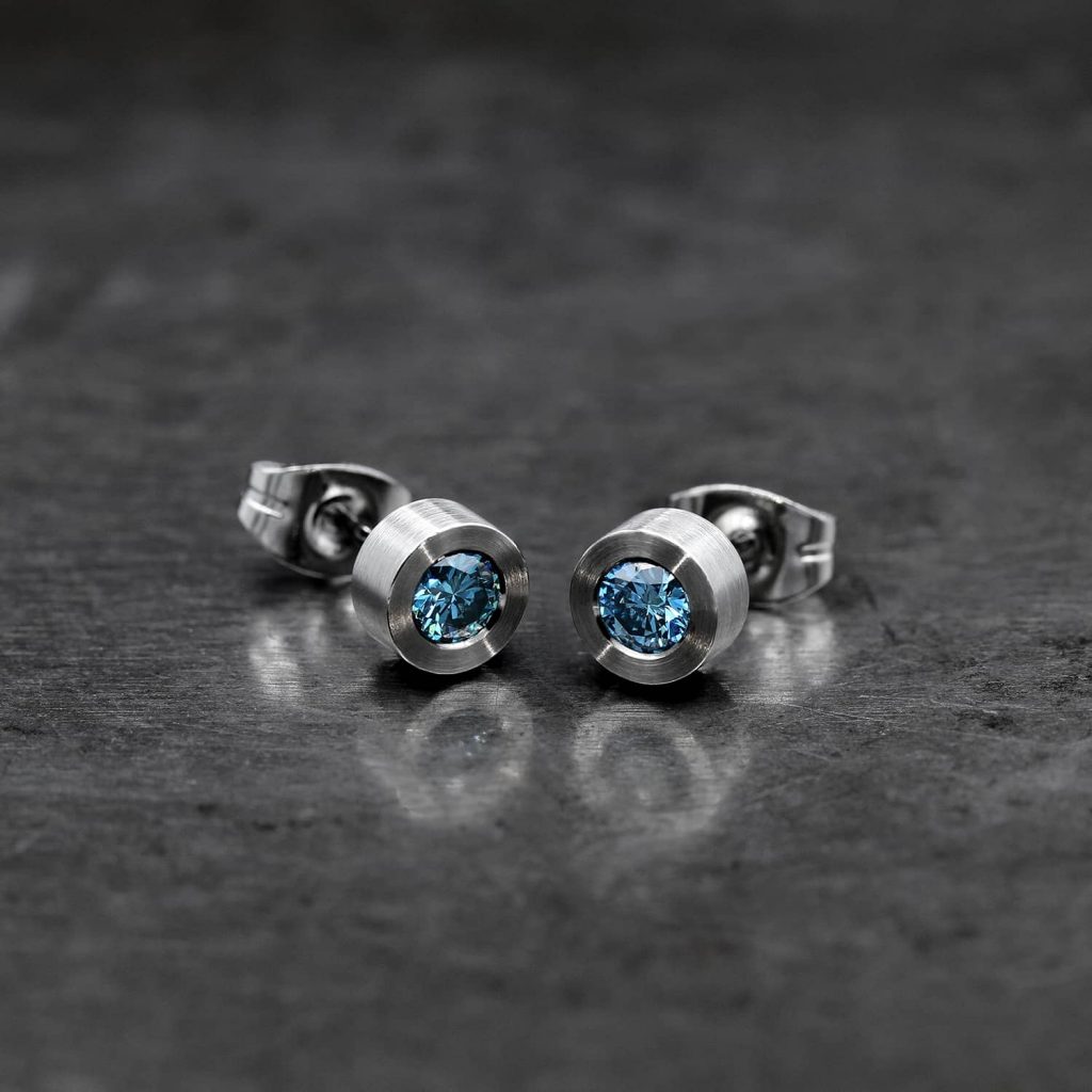 Sky blue diamond stud. Blue diamond earring. | Taivaansiniset timanttinapit. Siniset timanttikorvakorut. | Design Kultaseppä Goldsmith Petri Pulliainen.
